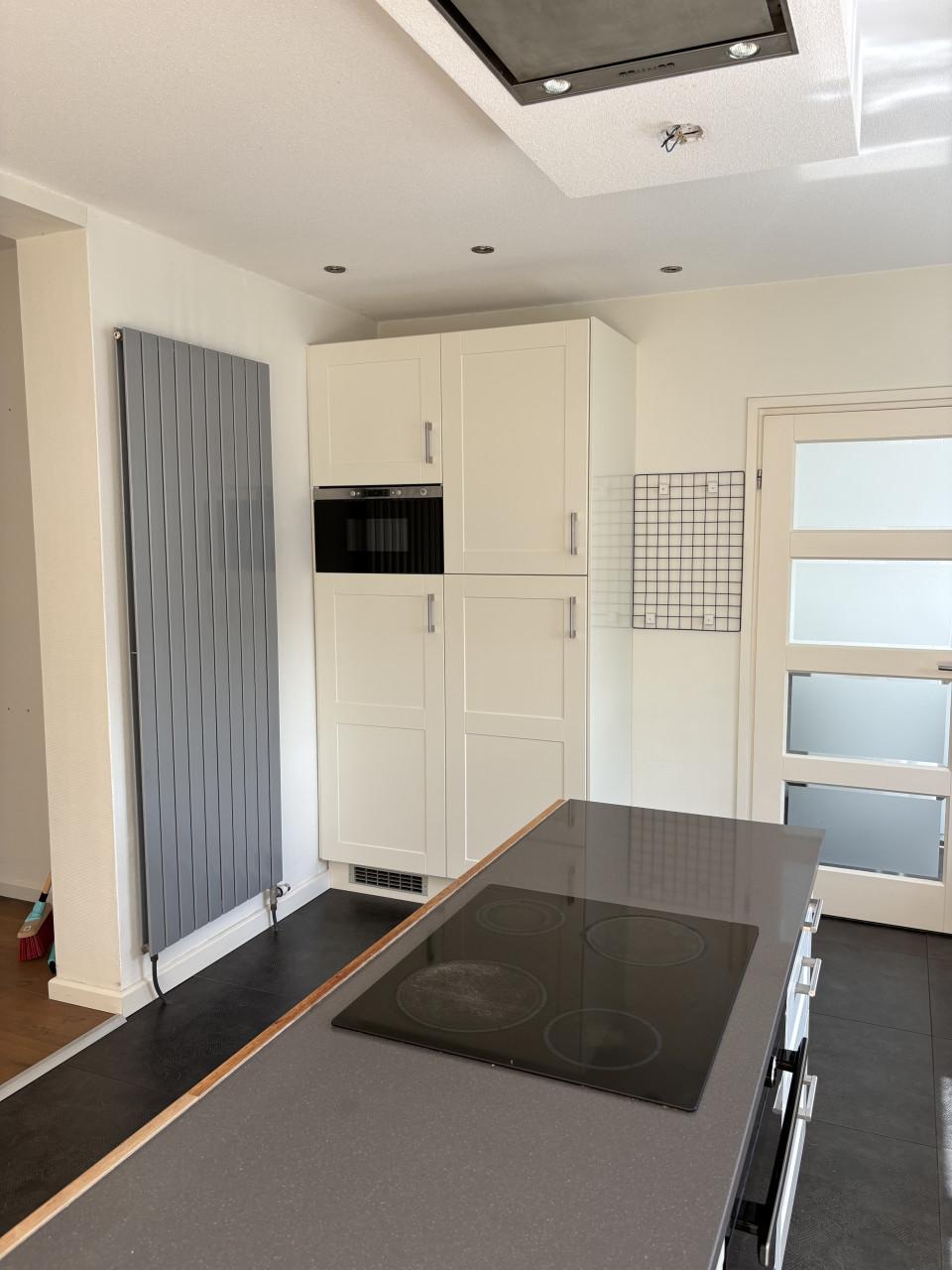 Complete keuken met kookeiland en inbouwapparatuur
