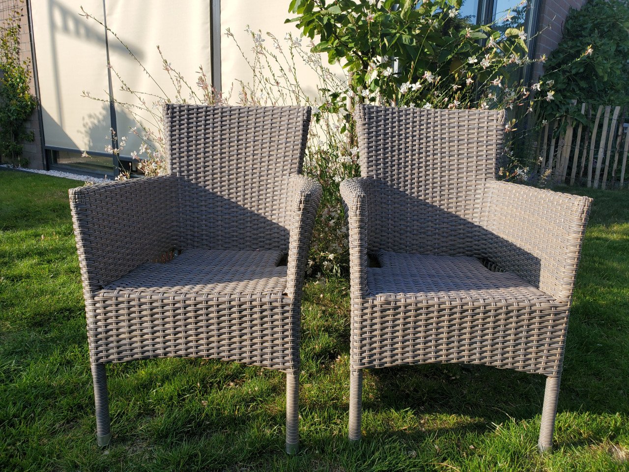 4 kunststof rotan tuinstoelen