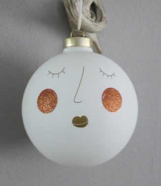 Glazen kerstbal met gezicht