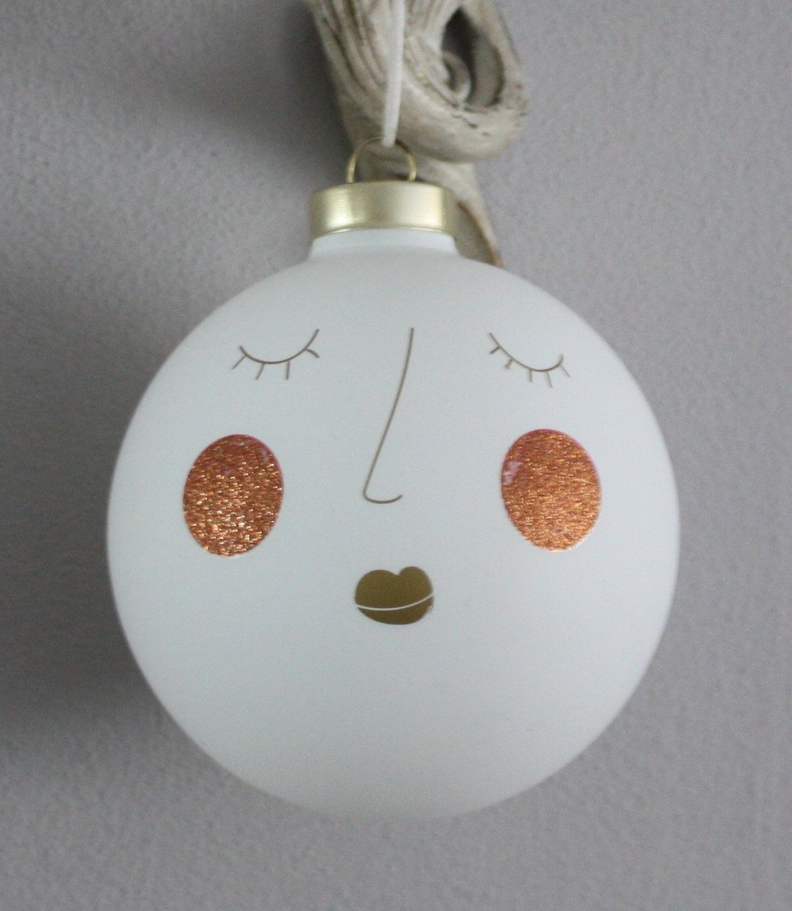 Glazen kerstbal met gezicht