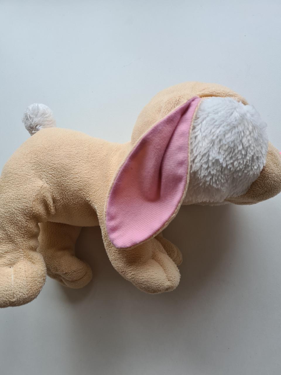 Deze schattige knuffel hond is in uitstekende staat, zo goed als nieuw.