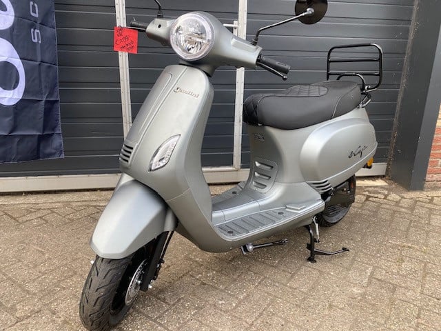 Nieuwe elektrische vespa Santini Capri scooters met nw BOSCH motor 2199 eur