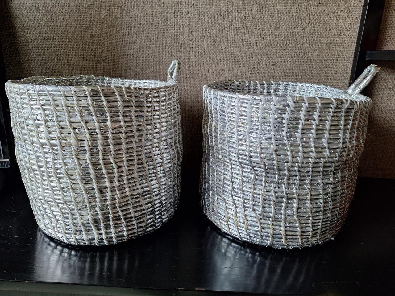 Bloempot zilverkleurig.  2 x. Lichtgewicht