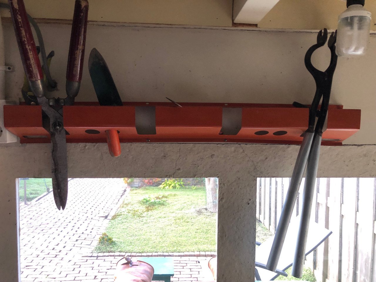 Ophang rek voor gereedschap 90 cm lang.