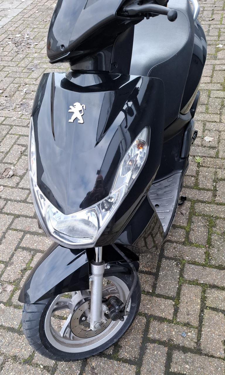 Peugeot Kisbee snorfiets zwart 4 takt