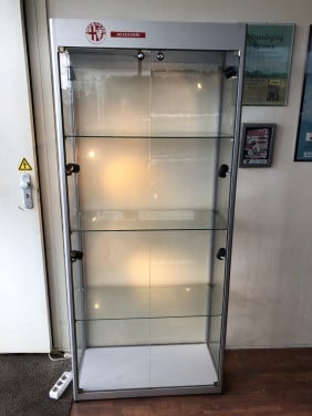 Mooie Alfa Romeo Accessori glazen vitrinekast