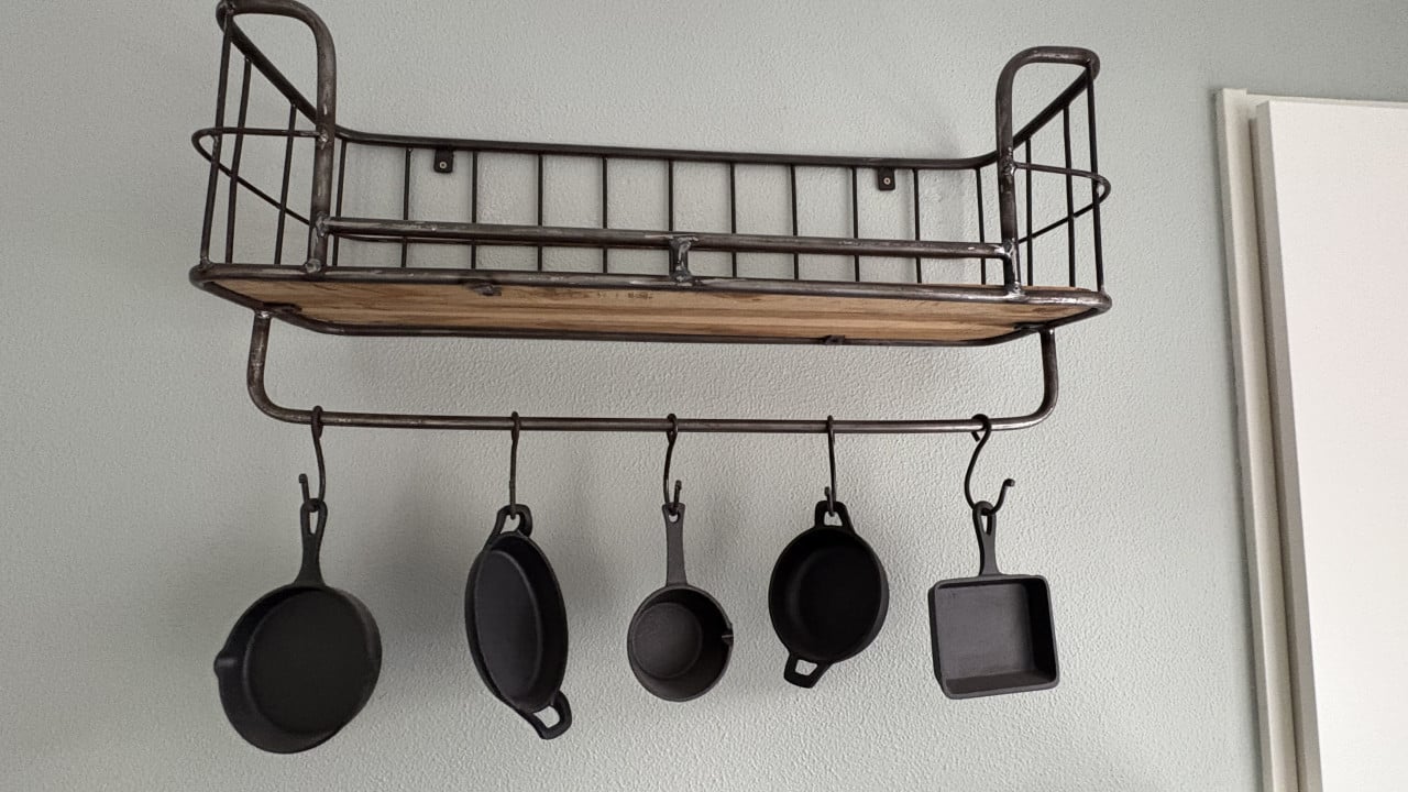 Metalen bakkersrek met gietijzeren pannetjes
