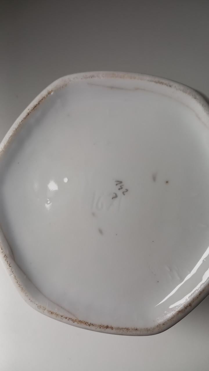 Oude koffie- theepot met rieten hengsel