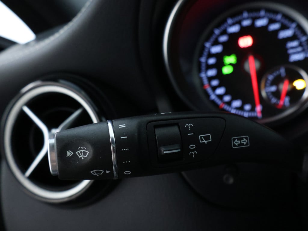 Mercedes-Benz Gla-klasse 180 business solution amg line | panoramadak | cru