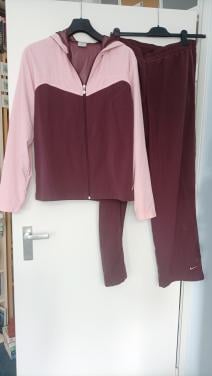 Trainingspak van merk Nike. Maat XL. Kleur lichtroze en bordeaux.
