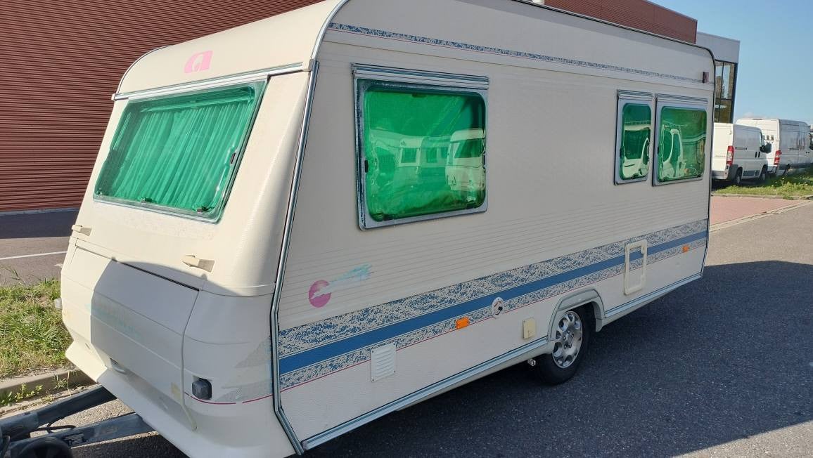Adria Unica 431 met voortent en luifel en uitbouw