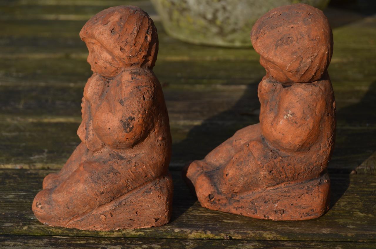 2 Aardewerk/terracotta beeldjes fluitspelende kinderen