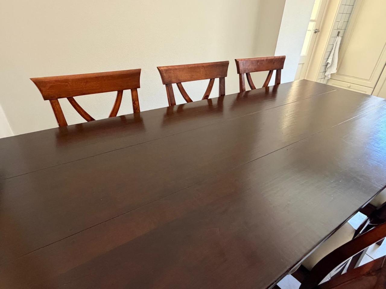 Tafel en zes stoelen donker massief kersenhout