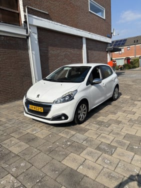 Peugeot 208 met een voljaar apk!