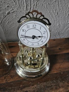 Mooie werkende vintage Tafelklok met glazen stolp