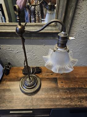 Antieke bronzen tafellamp met glazen kap, nette staat en werkend