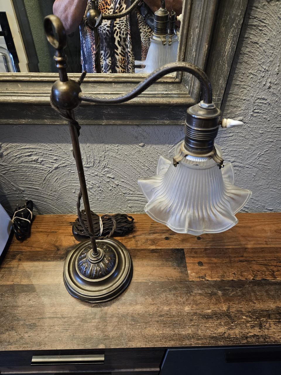 Antieke bronzen tafellamp met glazen kap, nette staat en werkend