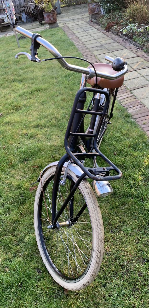 Degelijke 2Cycle transportfiets in het zwart met een bruin zadel. 24inch