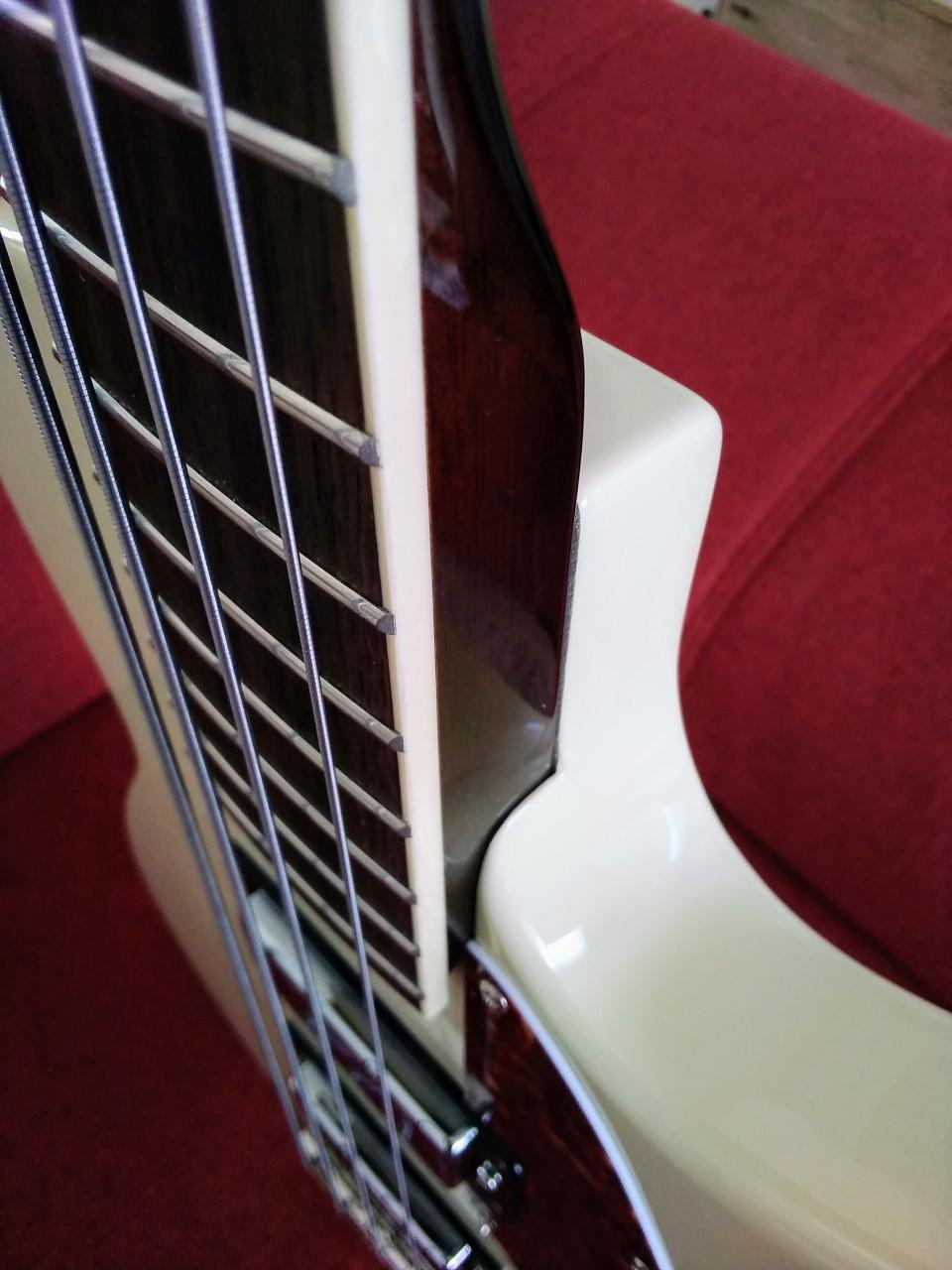 Gretsch Streamliner Jet Club Bass Vintage White z.g.a.n. 175 euro