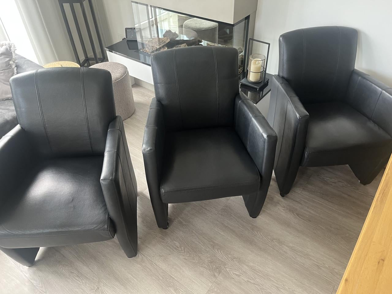 Eettafel licht massief eiken met 6 leren armstoelen