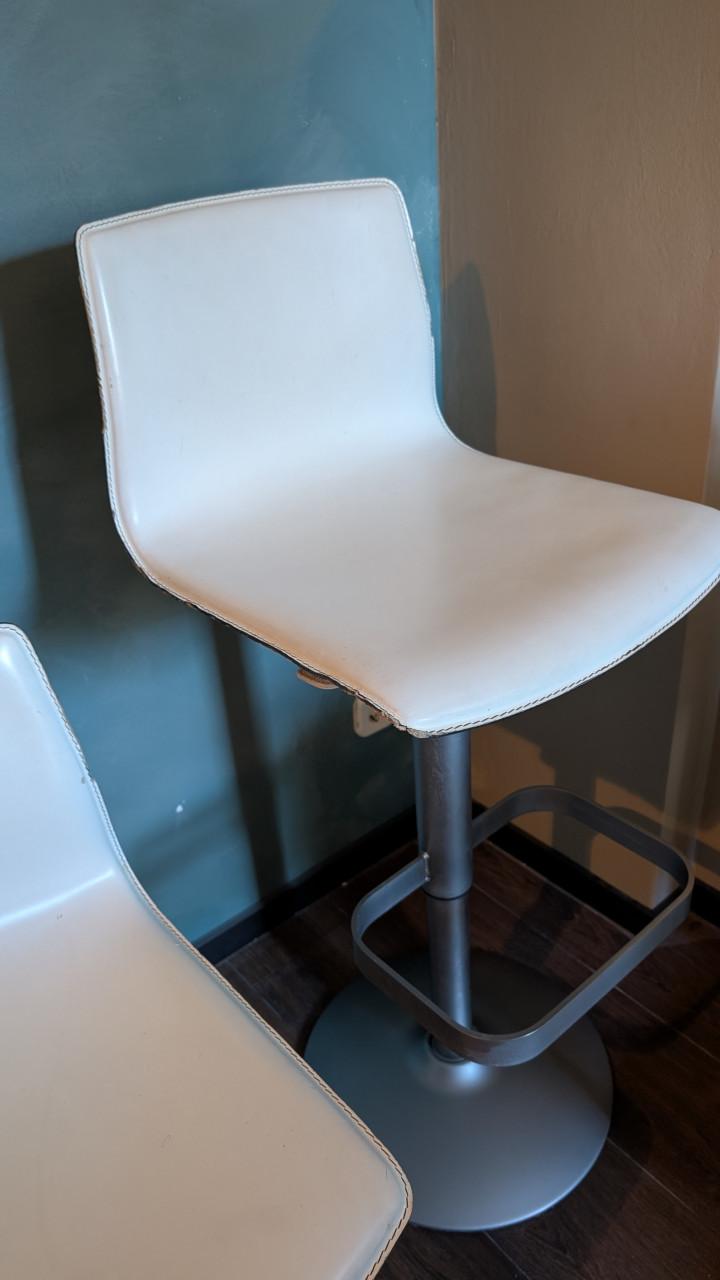 Set van 2 witte leren barkrukken, in hoogte verstelbaar