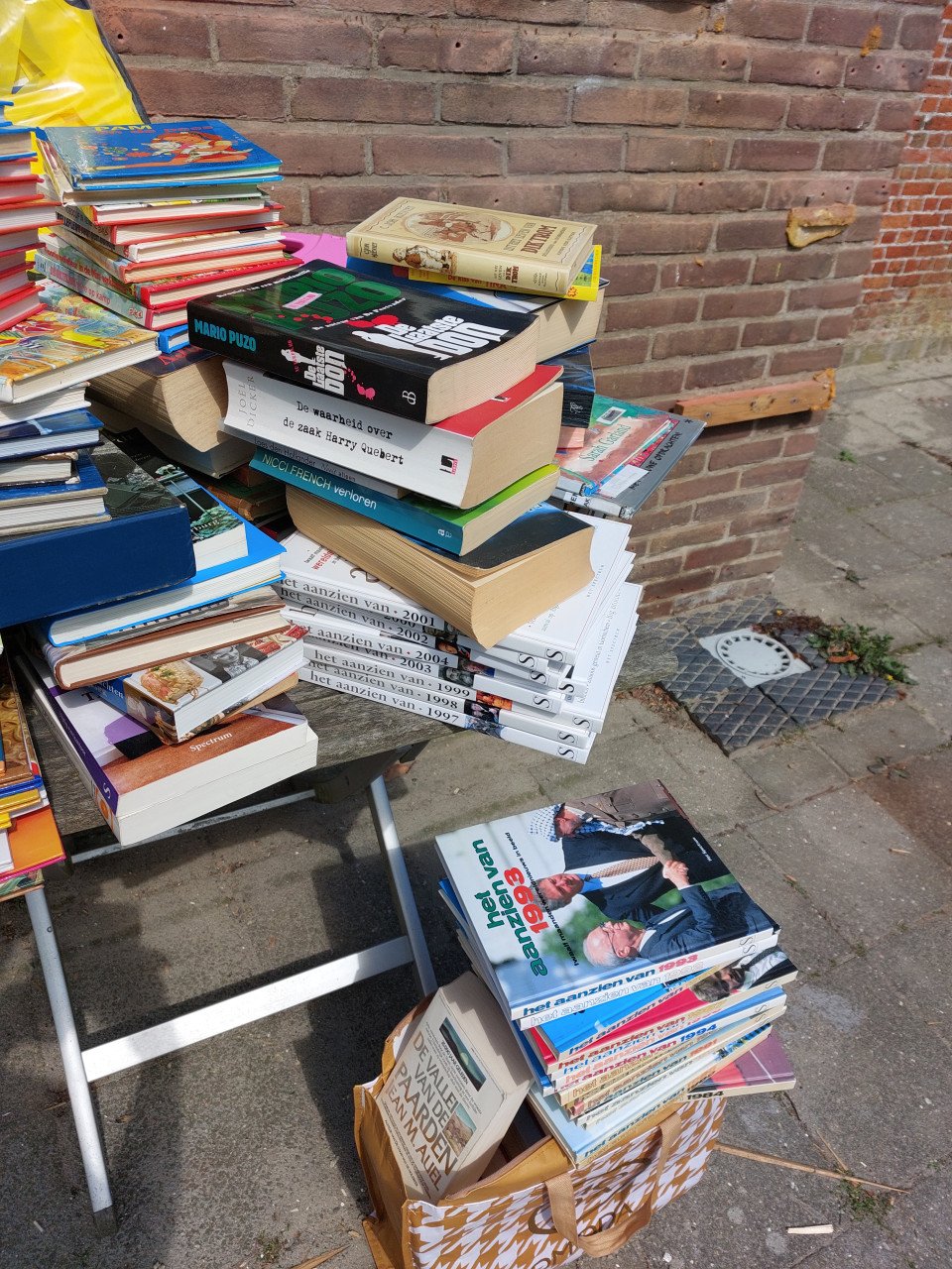 Gratis diversen rommelmarkt spullen (zie foto's)