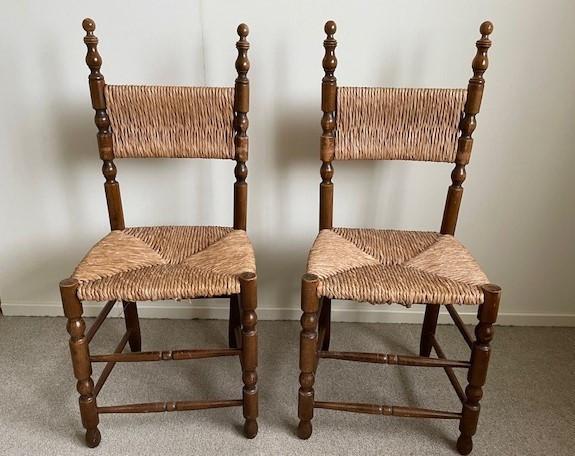 Twee rieten stoeltjes