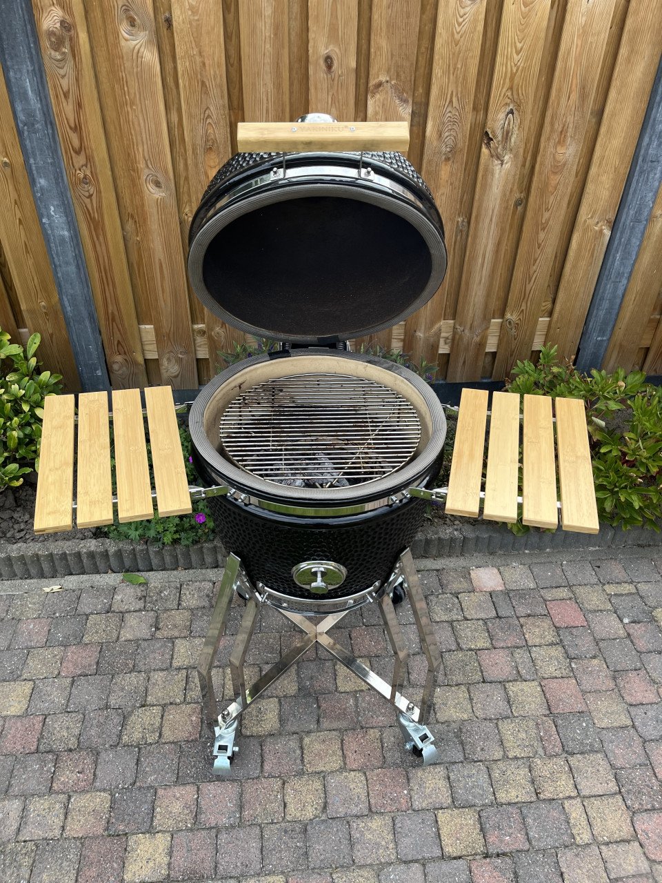 YAKINIKU MEDIUM KAMADO COMPLEET + hoes + chipfeeder