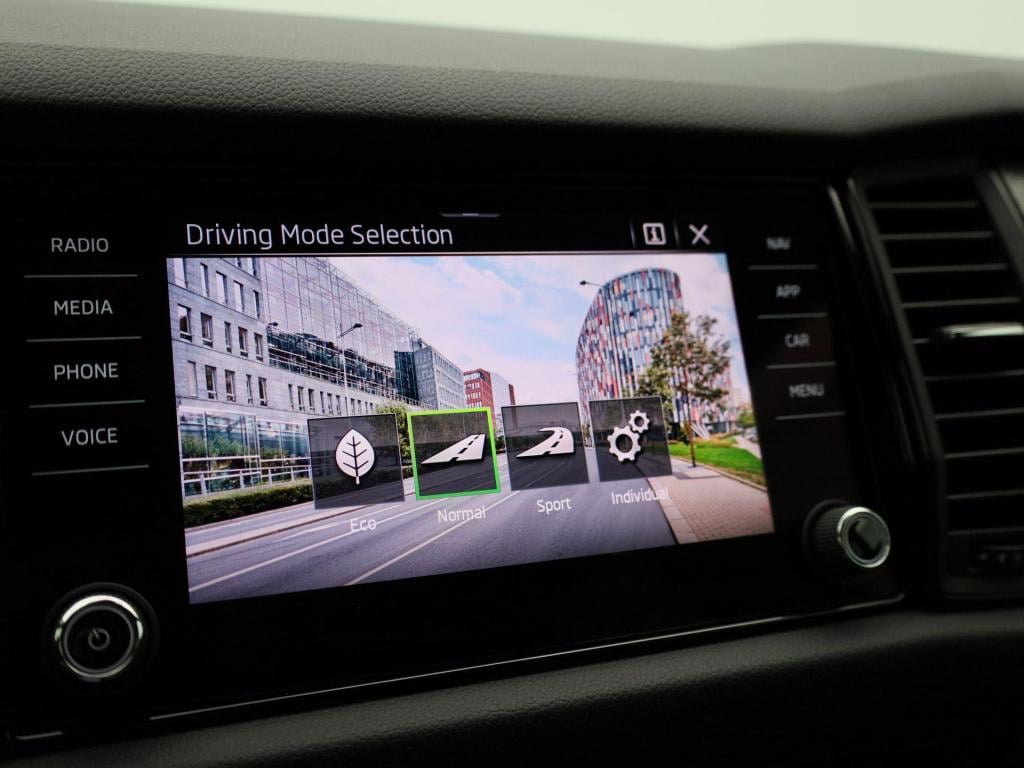 Skoda Kodiaq 1.5 tsi sportline business | panoramadak | trekhaak | sfeerver