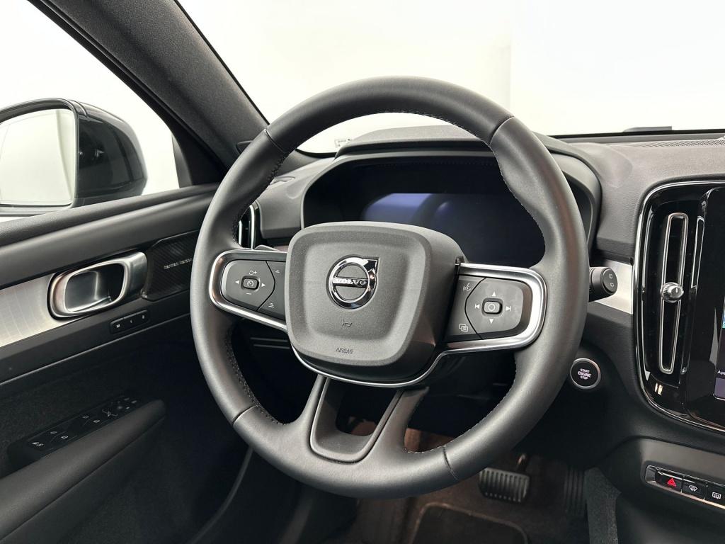 Volvo XC40 b4 197pk plus dark| camera| trekhaak| adap.cruise| h&k audio
