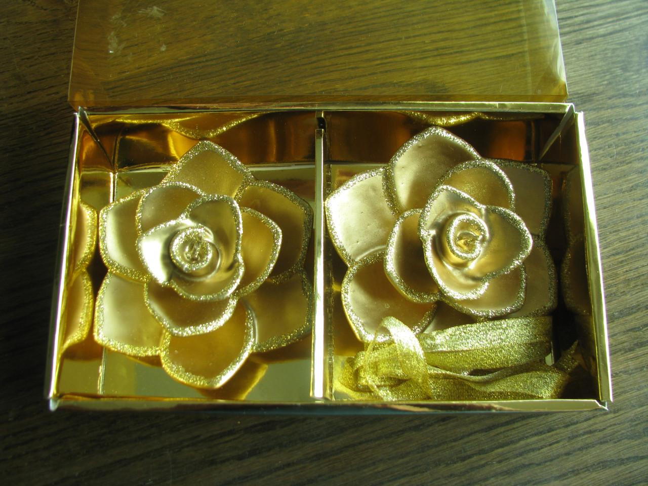 Kaarsen in de vorm van rozen.