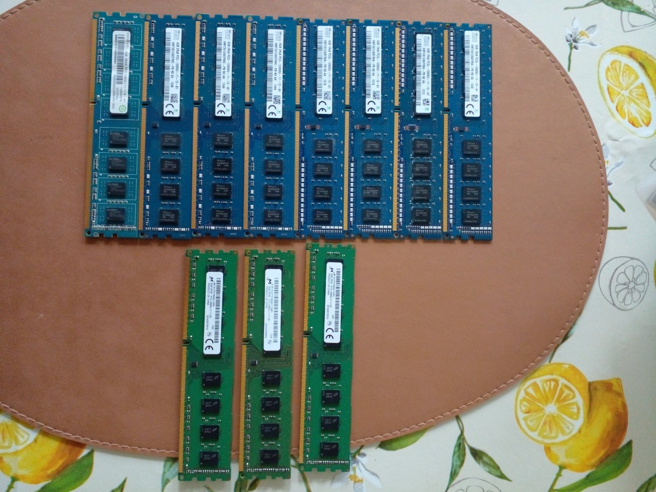 Ram bankjes: 11 x 4 GB - DDR3/PC3 12800u 2Rx8 voor desktop.