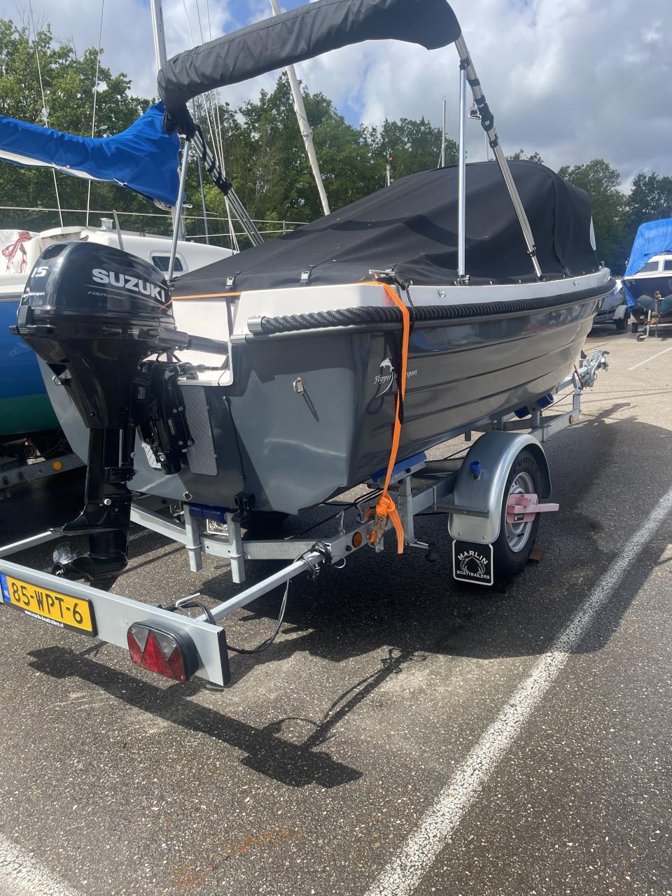 Te koop Flippersloep 485 zo goed als nieuw met Suzuki 15 pk