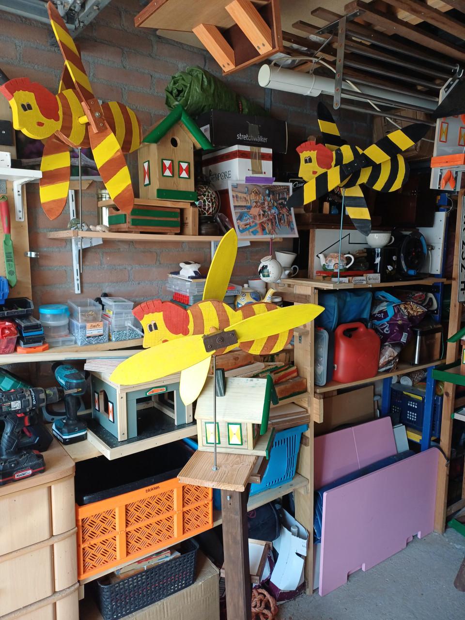 Maya de Bij met ronddraaiende Vleugels  en Allerhande Vogelhuisjes  te Koop