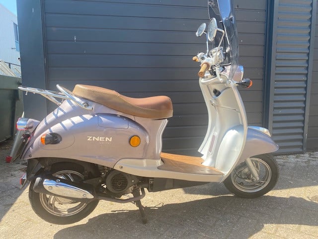 Zeer nete handzame scooter niet te hoog met windscherm en weinig km 499 eur