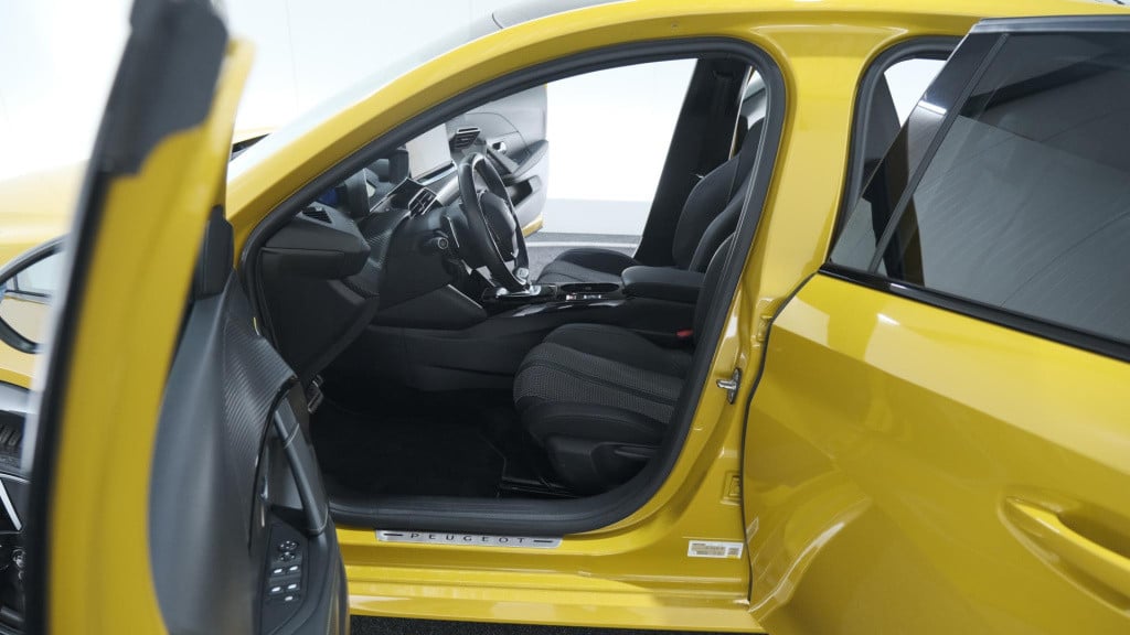 Peugeot 208 puretech 100 eat8 gt-line | trekhaak | adaptieve cruise control