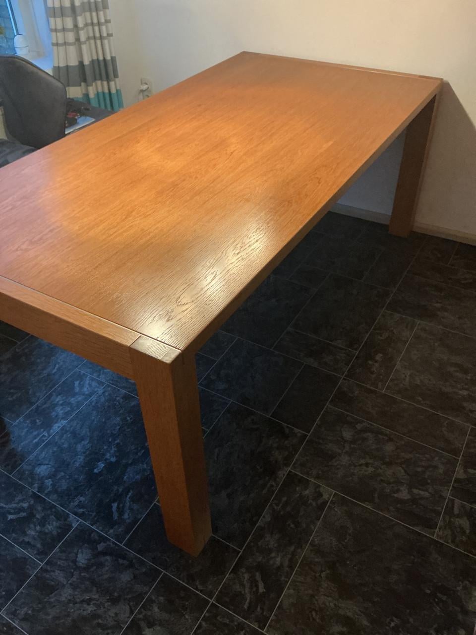 Eetkamertafel, salontafel en bijzettafel