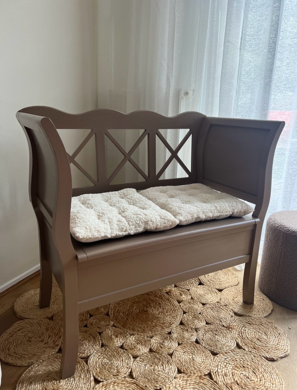 Uniek gerestyled taupe bankje met opbergruimte & nieuwe kussentjes