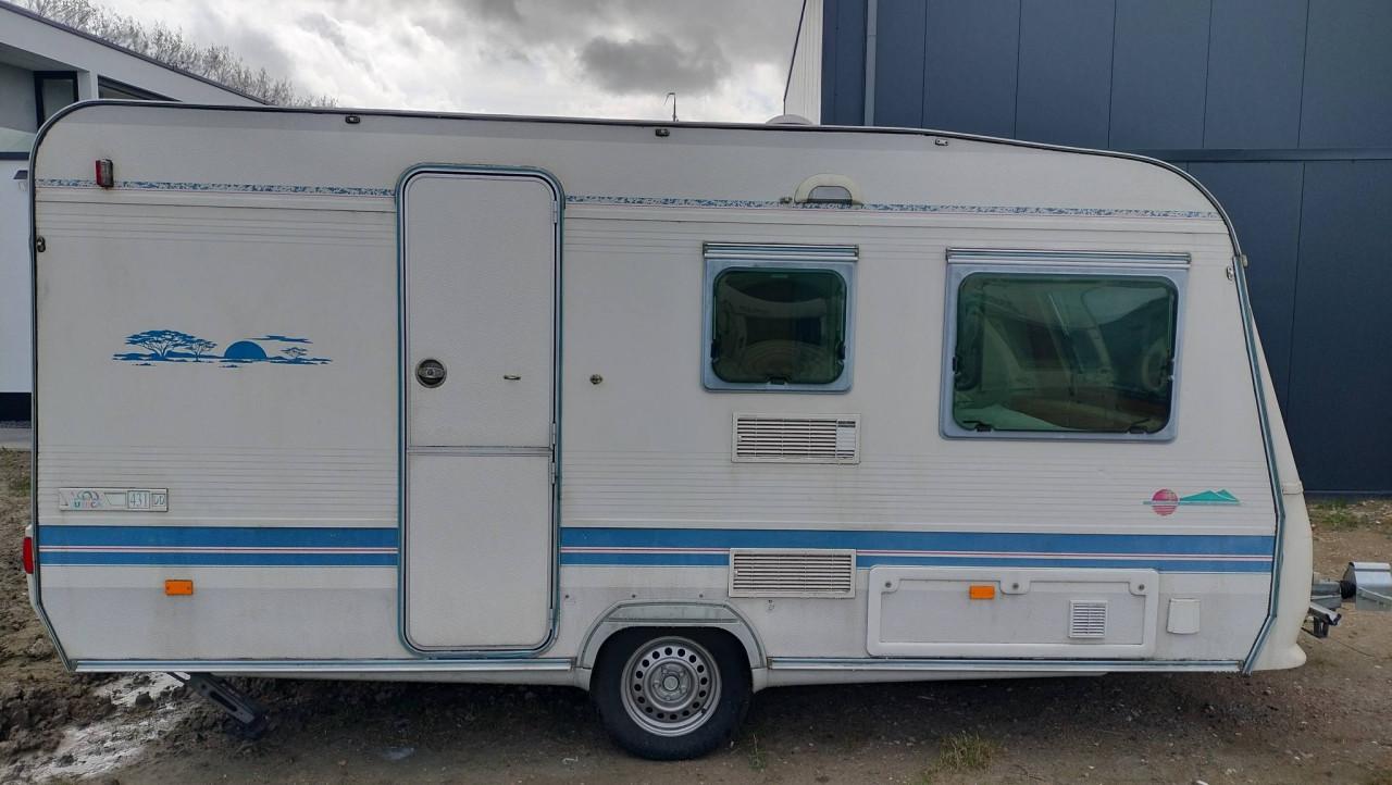 Adria met voortent en luifel