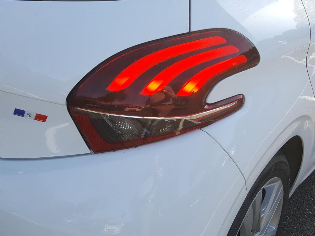 Peugeot 208 1.2 puretech 82pk signature navigatie | apple carplay & android