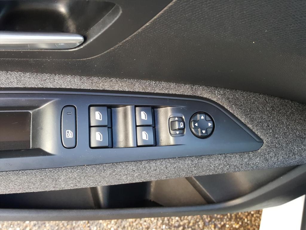 Peugeot 3008 1.2 130pk s&s access trekhaak | cruise control | airco | bluet