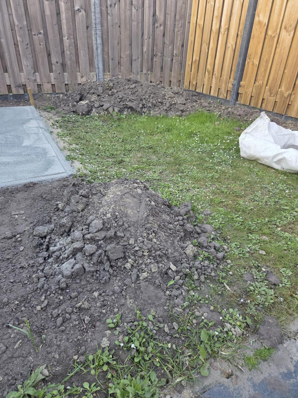 Ongeveer 4 kruiwagens grond