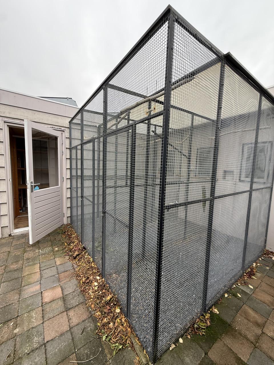 Volière met binnenlokken