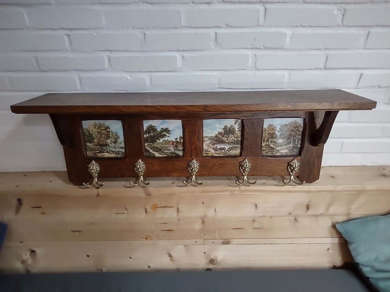 Mooie oude kapstok met fraaie decorering.