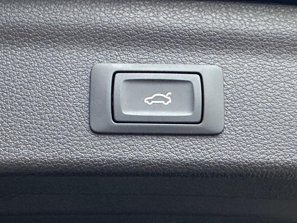 Audi Q3 35 tfsi s-line | panoramadak | zwart optiek | trekhaak | camera | e