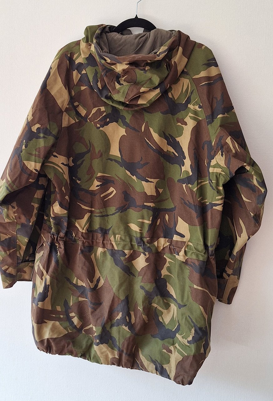 KL Camouflage Parka Waterdicht met capouchon Maat M 38-40 Jagerskleding