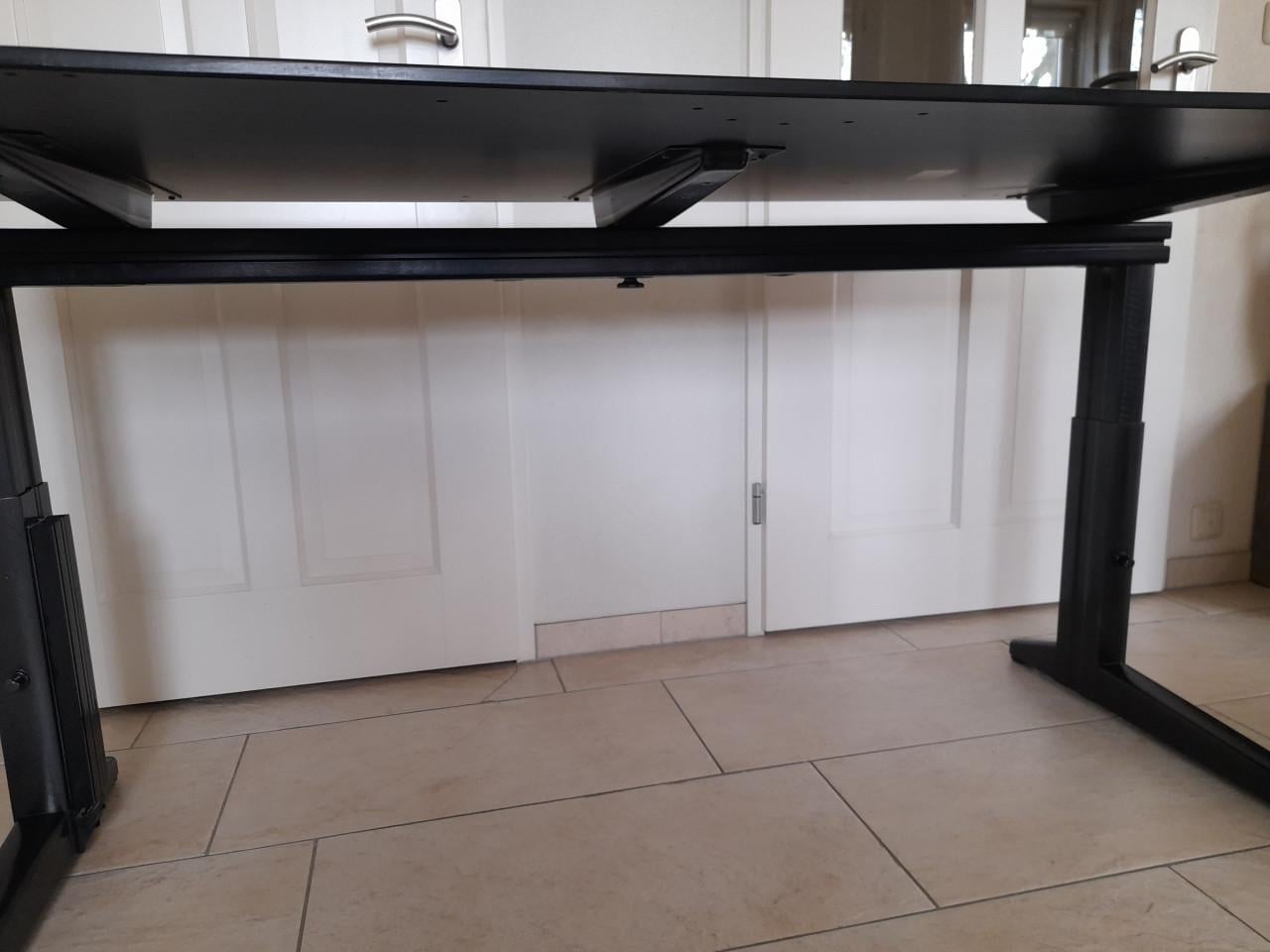 Professioneel Bureau 80 x 160 (in hoogte verstelbaar)in goede nette staat!
