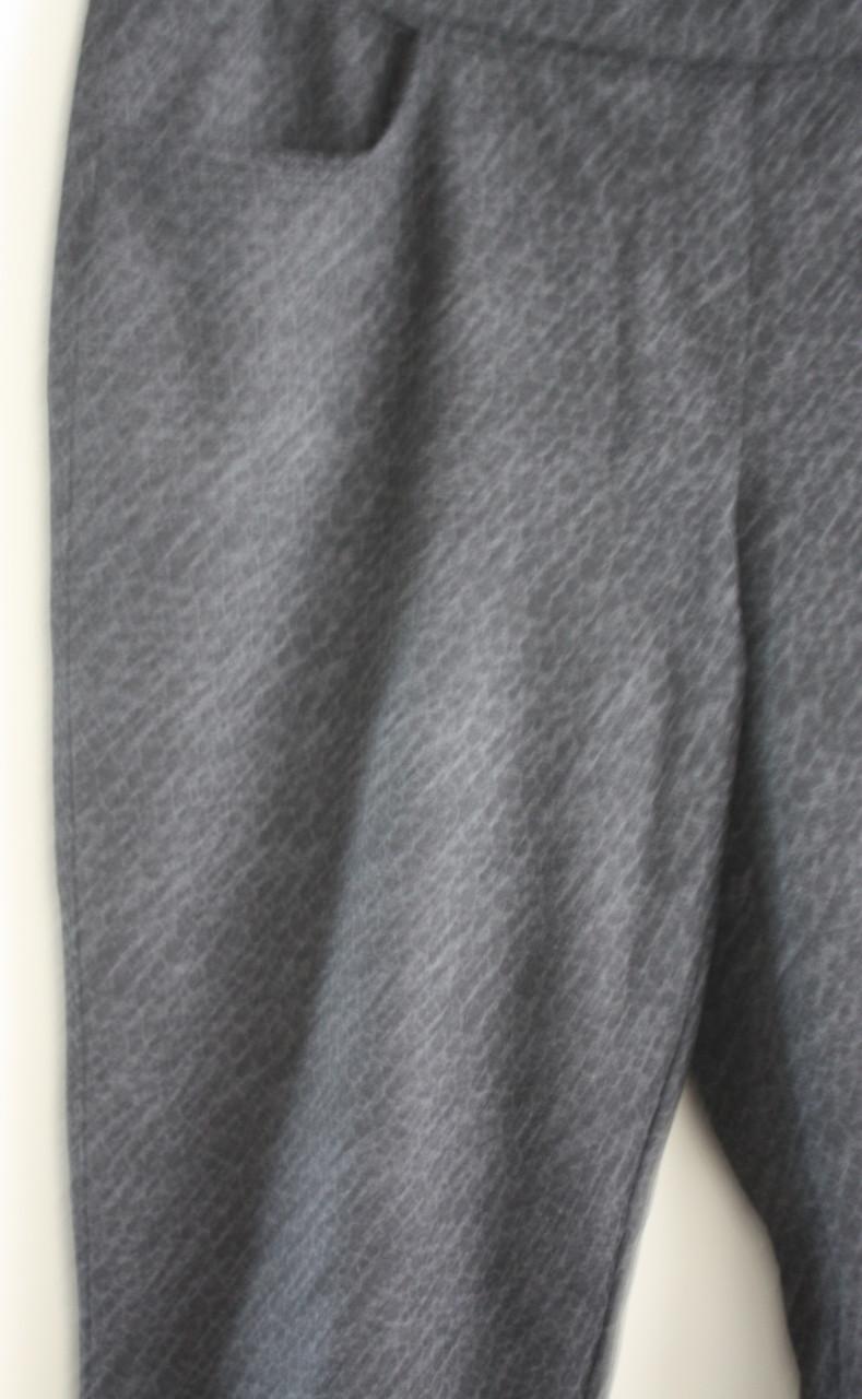 Zwart grijze  pantalon met panterprint  maat 48