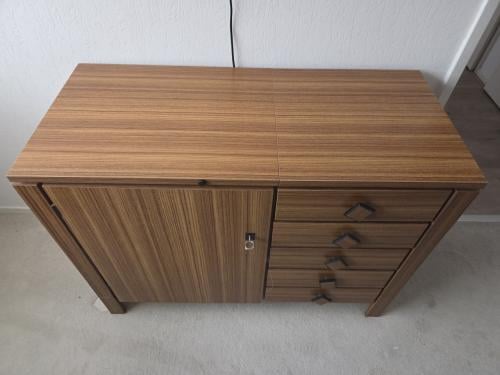 Naaimachine en volledige kast inclusief naaigerei