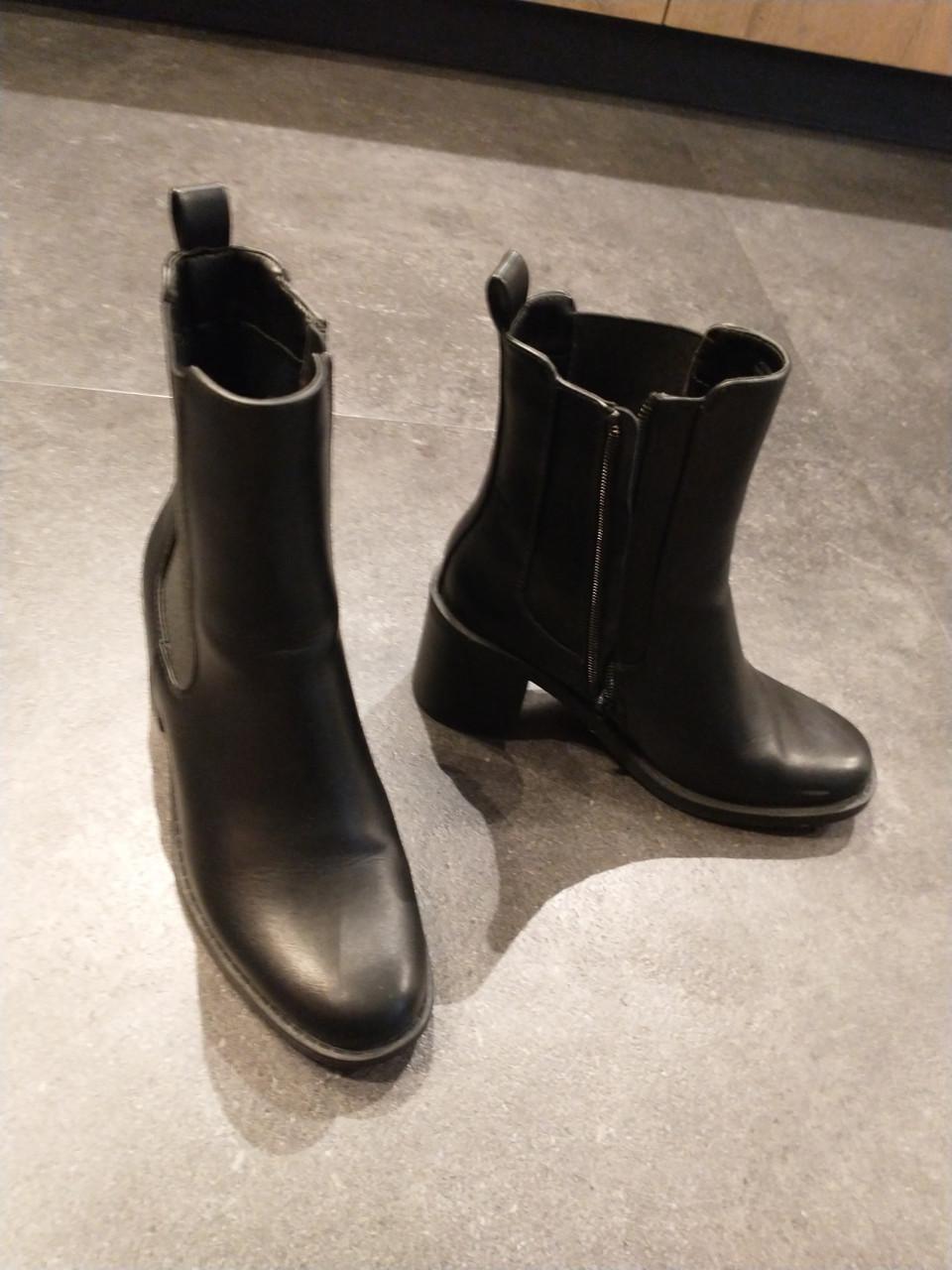 Zwarte enkellaarsjes.  Maat 39. Zo goed als nieuw. Van het merk Anna Field